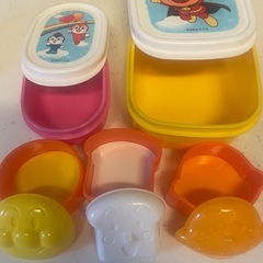 アンパンマンお弁当箱とおにぎり型の画像