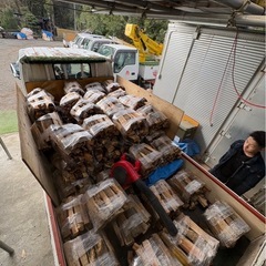 💥 早い者勝ち！💥🔥 激安‼️ 🔥 🌲 薪 約10〜12Kg 束 🌲 💧 含水率 5〜15％ 程度の画像