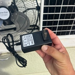 バッテリー内蔵ソーラー充電式扇風機の画像