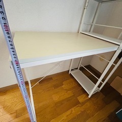 ラック付きデスクの画像