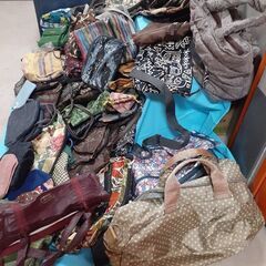【無償譲渡】婦人用バッグ,財布 約100点の画像