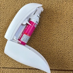 ダミー防犯カメラと消臭剤の画像