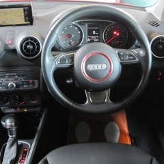 アウディ　A1 スポーツバック　1000cc TFSI スポーツ　レッド×ブラック　2トーンの画像