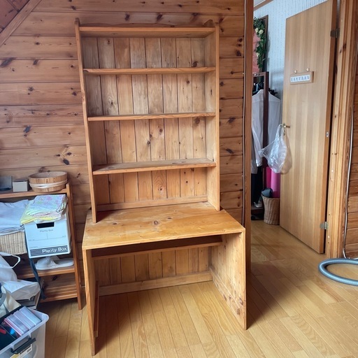 木製の机と棚