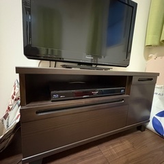 テレビ、テレビ台、DVDプレーヤーの画像