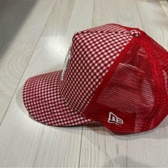 New Era トラッカーキャップ 赤と白チェック　広島カープの画像