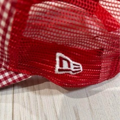 New Era トラッカーキャップ 赤と白チェック　広島カープの画像