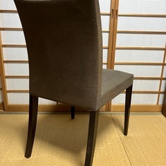 ブラウンファブリックチェア　椅子の画像