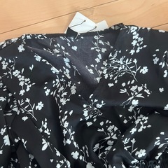新品　花柄　ワンピース　シャーリングの画像