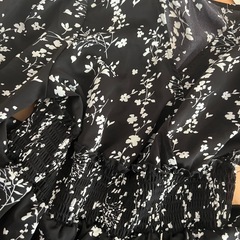 新品　花柄　ワンピース　シャーリングの画像