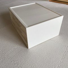 透明と白の収納ケースの画像