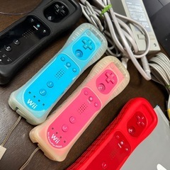 訳ありWii +ソフト9本 +リモコン4本の画像