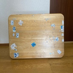 木製テーブルの画像