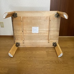 木製テーブルの画像