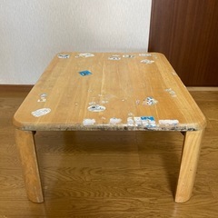 木製テーブルの画像