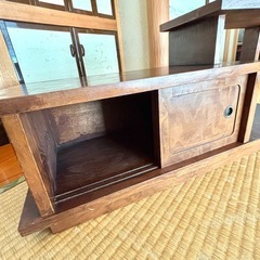 レトロでオシャレな天然木樺細工の収納棚の画像