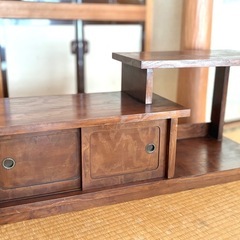 レトロでオシャレな天然木樺細工の収納棚の画像