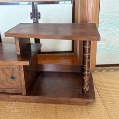 レトロでオシャレな天然木樺細工の収納棚の画像