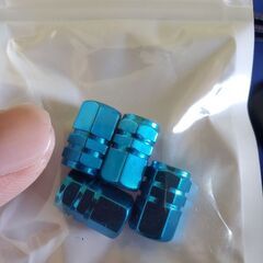 ホイールナットカバー21mmとバルブキャップの画像