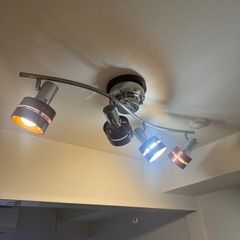 4連シーリングライト 調光可能なled電球4つとリモコン付きの画像