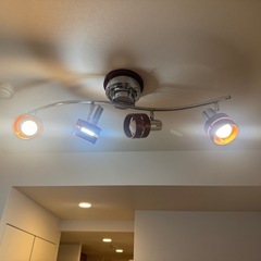 4連シーリングライト 調光可能なled電球4つとリモコン付きの画像