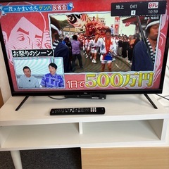 テレビとテレビボードの画像