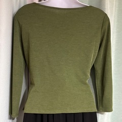 オリーブグリーン ボートネック 長袖Tシャツ⭐︎の画像