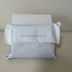 新品！CHARLES & KEITH フロントポケット　ジップアラウンドウォレットの画像