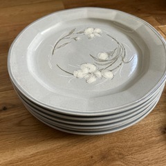 新品？丸い大きめな皿6枚の画像