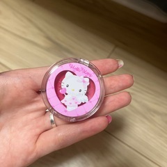 ハローキティー　チーク　口紅　アイメイクの画像