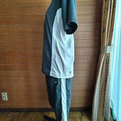 3点・新品・NIKE・ナイキ・ スポーツウェア・セット グレー・長袖はブラックの画像