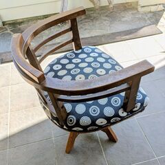 木製のアンティークの回転椅子の画像