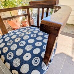 木製のアンティークの回転椅子の画像