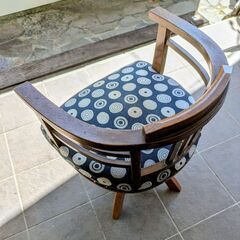 木製のアンティークの回転椅子の画像