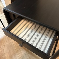IKEAのダイニングテーブルの画像