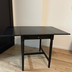 IKEAのダイニングテーブルの画像