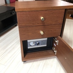 【お取り引き決まりました】ベッドサイドテーブル(金庫付き)の画像