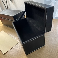 黒い中がベルベットな合皮のしっかりとしたボックスの画像