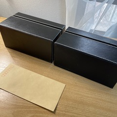 黒い中がベルベットな合皮のしっかりとしたボックスの画像