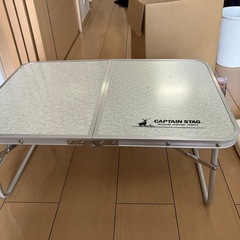 ワッフルメーカーと折りたたみ式簡易テーブルの画像