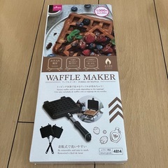 ワッフルメーカーと折りたたみ式簡易テーブルの画像