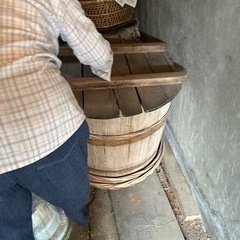 漬物を付けた木桶と古いガラスの瓶等　　の画像