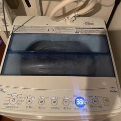 冷蔵庫と洗濯機と洗濯機の台の画像