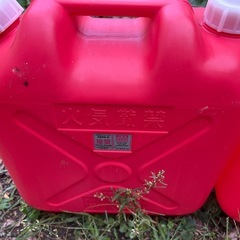 灯油缶二つの画像