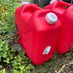 灯油缶二つの画像
