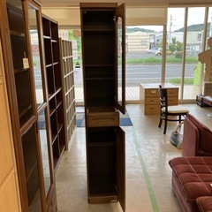 K2509-298 大久保家具 スリムガラスキャビネット キズ汚れめくれ有りの画像