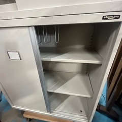 引き違い ガラス書庫 スチール書庫 スチールキャビネット 鍵付き書庫 カギ付き書庫 本棚 収納庫 上下セット オカムラJOIFA308の画像