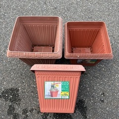 ガーデニング　プラスチック植木鉢とプランター41点の画像