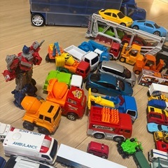 男の子　車のおもちゃの画像
