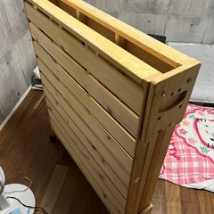 木のベッドフレーム
の画像